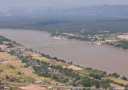 Мост между Тайландом и Лаосом